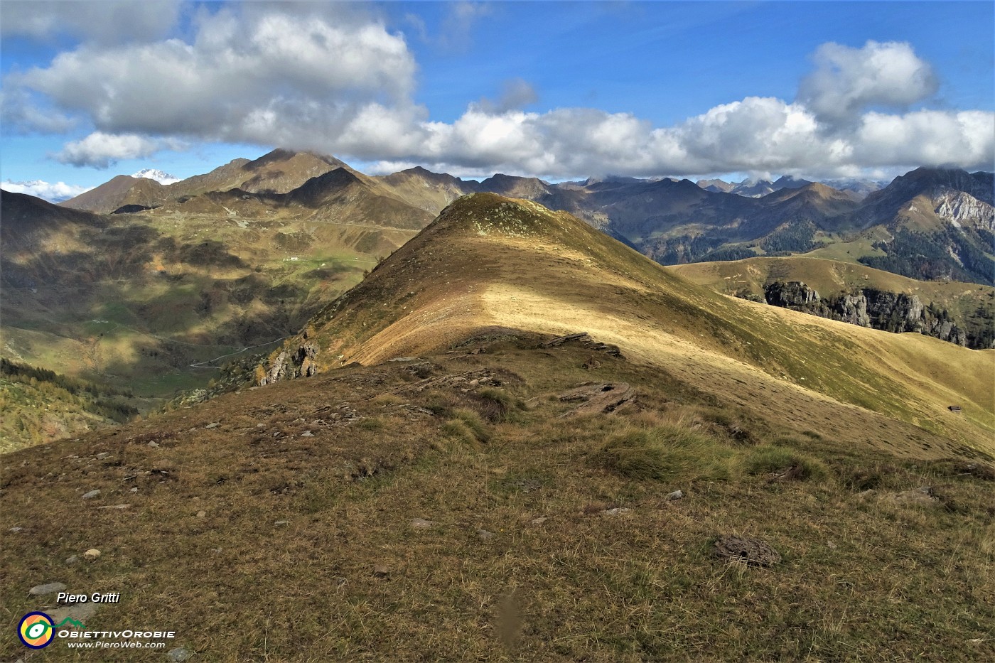 71 Spettacolare vista verso il Monte Mincucco colorato d'autunno e oltre.JPG